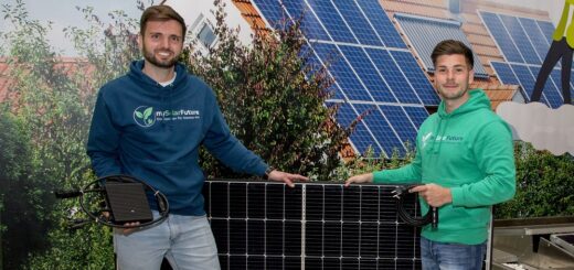 Maurice Hott (l.) und Merlin Varol setzen auf Stecker-Photovoltaikanlagen. Sie planen ein PV-Kompetenzzentrum, um Solarstrom für jeden Haushalt zugänglich zu machen.Foto: Meister