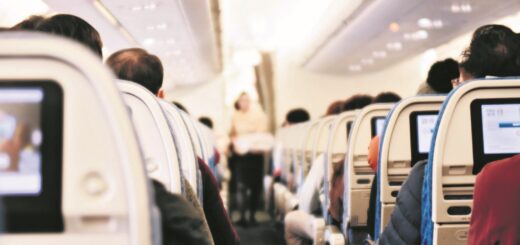 Geschafft: Alle Flugreisende haben ihre Sitzplätze eingenommen, der Urlaub kann allmählich beginnen.Foto: StockSnap auf Pixabay