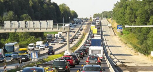 Am zweiten Sommerferien-Wochenende werden laut ADAC-Prognose Deutschlands Autobahnen noch voller sein als am vergangenen Wochenende. Foto: G.C. auf Pixabay