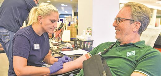 Lena Haase zapft Frank Barkhausen Blut ab. Er war vergangene Woche einer von 377 Spendern bei einer Sonderaktion im VIP-Bereich des Weserstadions.Foto: Schlie