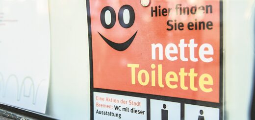 Bei der Netten Toilette können Gäste kostenlos die WCs von Gastronomiebetrieben oder Geschäften nutzen. Dieses Logo ziert die Eingänge der teilnehmenden Orte. Foto: Schlie