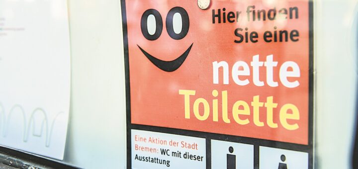 Bei der Netten Toilette können Gäste kostenlos die WCs von Gastronomiebetrieben oder Geschäften nutzen. Dieses Logo ziert die Eingänge der teilnehmenden Orte. Foto: Schlie