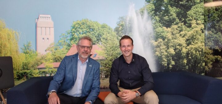 Hans-Ulrich Salmen ist Geschäftsführer der StadtWerkegruppe Delmenhorst (links), Jan Speer ist SWD-Marketing-Bereichsleiter. Foto: Lehner