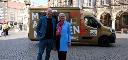 Oliver Rau, Geschäftsführer der WFB und Martina Ziesing, Abteilungsleiterin des Bremen Tourismus bei der WFB, präsentieren das neue Bremen-Mobil. Foto: Altug