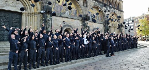 90 neue Polizeibeamtinnen und -beamte wurden heute in den aktiven Dienst entlassen. Foto: Schlie