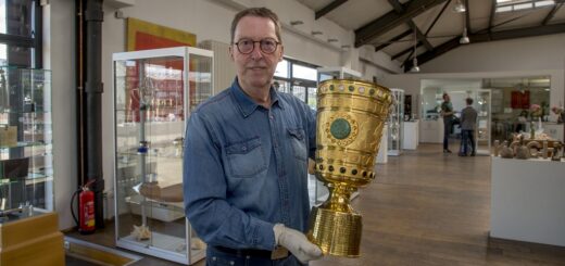 Alfred Kromp graviert bei Koch & Bergfeld Korpus unter anderem den DFB-Pokal. Foto: Meister