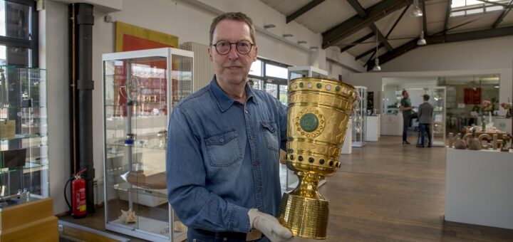 Alfred Kromp graviert bei Koch & Bergfeld Korpus unter anderem den DFB-Pokal. Foto: Meister