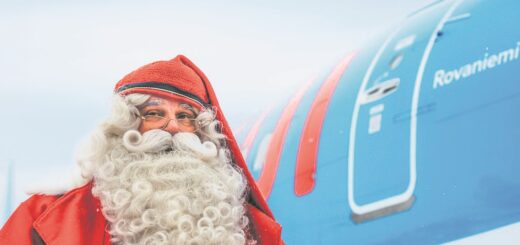 Ob der Weihnachtsmann seinen Schlitten gegen einen Flieger eingetauscht hat, ist nicht bekannt. Fest aber steht, dass er im kommenden Winter Gäste des größten deutschen Veranstalters in Finnisch-Lappland empfangen wird.Foto: TUI/Toni Eskelinen