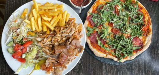 Das Essen ist okay: Dönerteller mit zweierlei Fleisch und Pizza in der Stein Hütte. Foto: Schlie