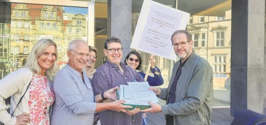 Sichtlich stolz über das Ergebnis: Der Betriebsrat des Klinikums Links der Weser übergibt Claas Rohmeyer, dem Vorsitzenden des Petitionsausschusses, die Petition. Foto: Altug