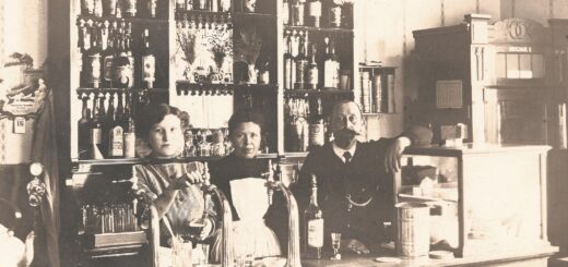Am 16. Oktober 1911 eröffnete die Gaststätte „Gastfeld“. Sie ist heute die älteste Kneipe des Stadtteils. Das Tresenregal im Hintergrund steht – nach aufwändiger Restaurierung – auch heute wieder im Gastraum.Foto: pv