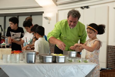 Zusammen mit Show-Koch Klaus Melloh konnten die Kinder in der Markthalle etwas Leckeres und Gesundes kochen. Foto: pv