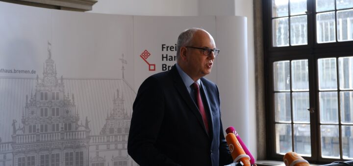Bürgermeister Andreas Bovenschulte teilt die Ergebnisse der gestrigen Verhandlungen mit den Medien. Foto: Altug