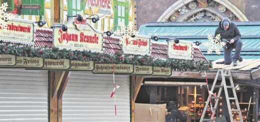 Der Aufbau des Bremer Weihnachtsmarkts schreitet voran. Morgen um 16 Uhr wird er mit einem Gottesdienst eröffnet. Foto: Schlie