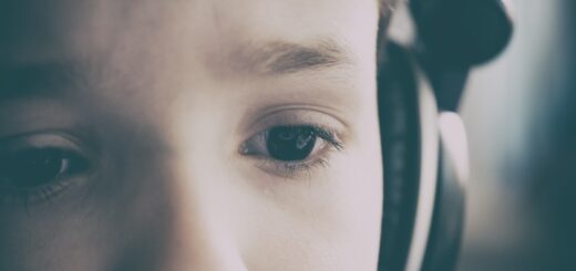 Hörtests können bei Kindern schon früh zeigen, ob ein vermindertes Hörvermögen vorliegt. Symbolbild: Pixabay
