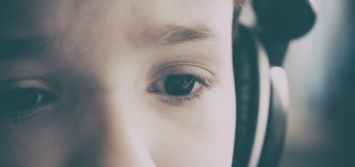 Hörtests können bei Kindern schon früh zeigen, ob ein vermindertes Hörvermögen vorliegt. Symbolbild: Pixabay