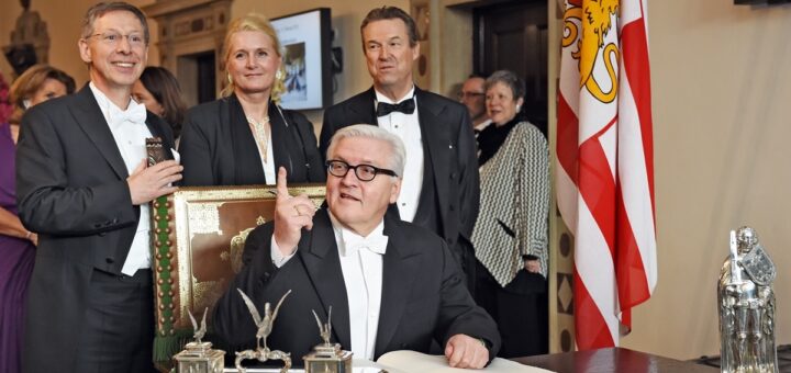 Bundespräsident Frank-Walter-Steinmeier trägt sich in das goldene Buch ein. Foto: Schlie