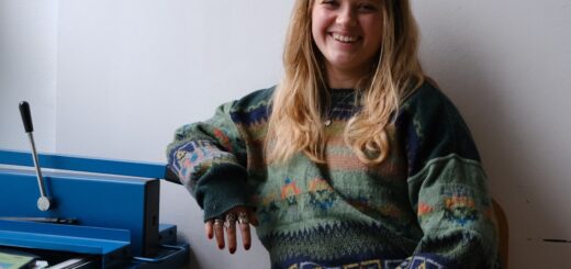 Die 19-jährige Marlien Kotili macht einen FSJ-Kultur bei den Gewitterziegen in der Neustadt. Mit ihrer Arbeit möchte sie den Mädchen Mut machen und ihr Selbstwertgefühl stärken. Foto: Altug