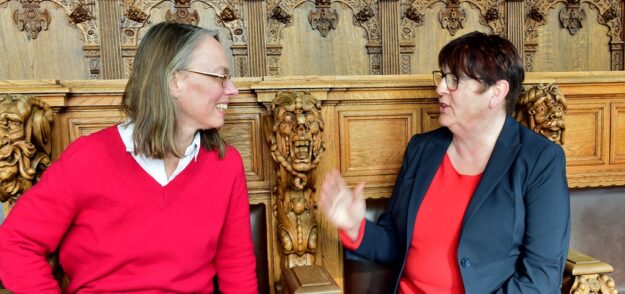 Bildungssenatorin Sascha Aulepp (l) tauschte sich mit der Bundestagsabgeordneten Anke Hennig (r.) aus. Foto: KW Schlie