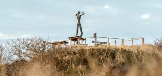 De Utkieker – die Bronzefigur wacht über die Nordseeinsel. Foto: Nordseebad Spiekeroog GmbH