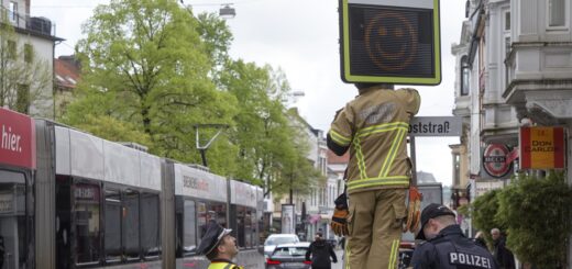 Mithilfe der Feuerwehr wurde das erste von vier Dialog-Displays des Präventionszentrum der Polizei am Ostertorsteinweg montiert und in Betrieb genommen. Foto: Marco Meister