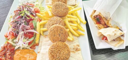 Falafel Teller und Adana Dürüm (passt leider nicht ganz aufs Bild) im Bahce Grill. Foto: Schlie