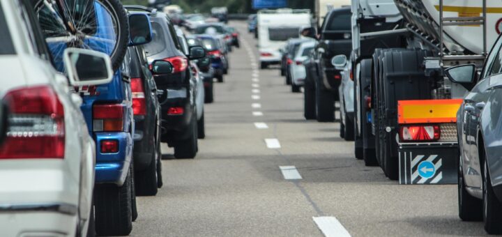 Die Blechlawine stockt: Ein typisches Bild während der Sommerferien von den deutschen Autobahnen.Foto: RettungsgasseJETZTde auf Pixabay