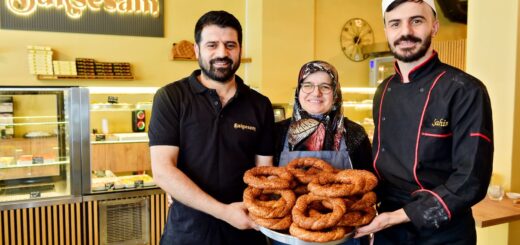 Von einer kleinen Backstube in Gröpelingen zu einem Café in der Faulenstraße: Die Bäckerfamilie Özdemir, bestehend aus Mutter Meral und ihren beiden Söhnen Ahmet (v.l) und Sahin, ist stolz auf das, was sie erreicht hat. Foto: Schlie