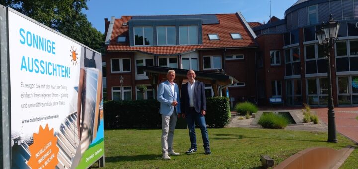 Sonnige Aussichten bei den Stadtwerken. Über ein gut bewältigtes Jahr 2023 können sich Christian Meyer-Hammerström (links) und Tim Jesgarszewski freuen. Foto: Roskamp