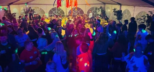 Neben dem traditionellen Umzug ist in Ströhe Spreddig zum Erntefest auch regelmäßig Party angesagt. Foto: pv