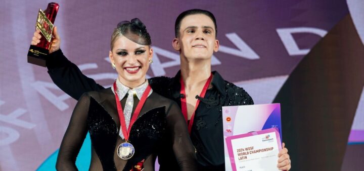 Stolz präsentiert das Bremer Tanzpaar Lukrecija Kuraite und Yigit Bayraktar ihre Auszeichnungen. Foto: WDSF Asian Dancesport Festival