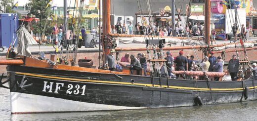 Willkommen an Bord: Schiffsfahrten auf der Weser sind bei den Gästen sehr beliebt. Foto: Wolfhard Scheer