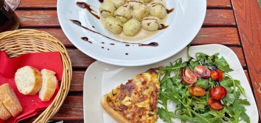 Hmmm: Gnocchi in Gorgonzolasauce und Quiche Lorraine in der Fromagerie. Foto: Schlie