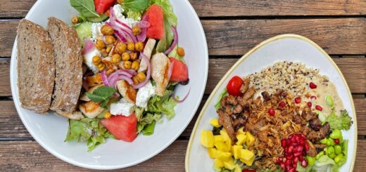 Melonen-Feta-Salat und Beef-Bowl im Dean & David. Foto: Schlie