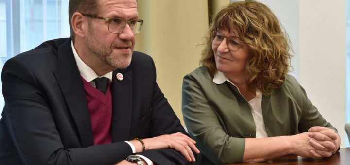 Zwei, die Bürgeranliegen in die Parlamente tragen möchten: Claas Rohmeyer (CDU) ist Vorsitzender des Petitionsausschusses der Bremischen Bürgerschaft, Martina Stamm-Fibich (SPD) übt diese Funktion im Deutschen Bundestag aus. Foto: Schlie