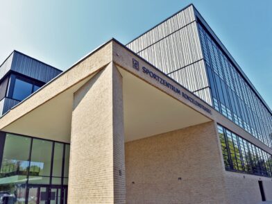 Auch von außen ist die Halle top-modern. Auf dem Dach befindet sich dazu eine Solar-Anlage.Foto: Schlie