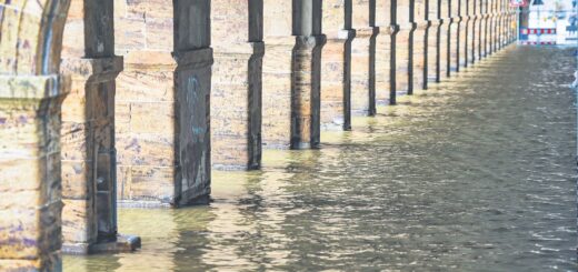 Man sieht die Bremer Arkaden die unter Wasser stehen.