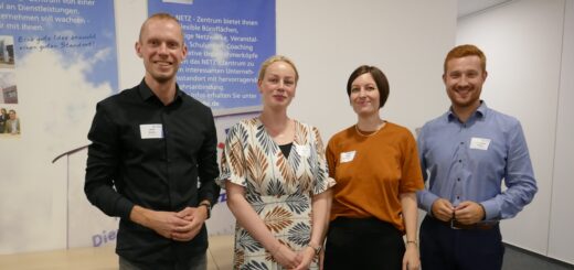 Die Abteilung Wirtschaftsförderung des Landkreises Osterholz hatte zur Auftaktveranstaltung des Unternehmernetzwerks Energie und Klima ins NETZ-Zentrum eingeladen (von links): Tobias Murken, Johanna Katt, Madline Storkemaier und Dirk-Frederik Stelling. Foto: Fricke