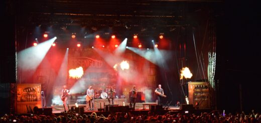 Viel Nebel und ordentlich Pyrotechnik: Versengold haben eine spektakuläre Bühnenshow im Gepäck. Foto: Utke