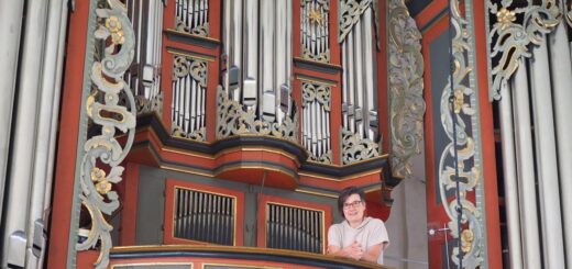 Die Erasmus-Bielefeldt-Orgel, hier mit Kirchenkreiskantorin Caroline Schneider-Kuhn zu sehen, spielt bei den Orgeltagen zwar wieder eine zentrale Rolle. Es geht aber auch in die Region. Foto: Roskamp