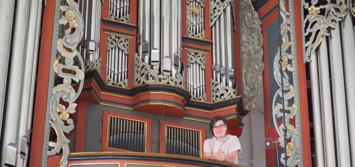 Die Erasmus-Bielefeldt-Orgel, hier mit Kirchenkreiskantorin Caroline Schneider-Kuhn zu sehen, spielt bei den Orgeltagen zwar wieder eine zentrale Rolle. Es geht aber auch in die Region. Foto: Roskamp