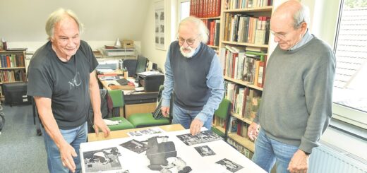 Friedrich Greve (v.l.), Hans-Jürgen Muniers und Andreas Putz erstellen die Schautafeln zur Ausstellung „900 Jahre Habenhausen“. Foto: Schlie