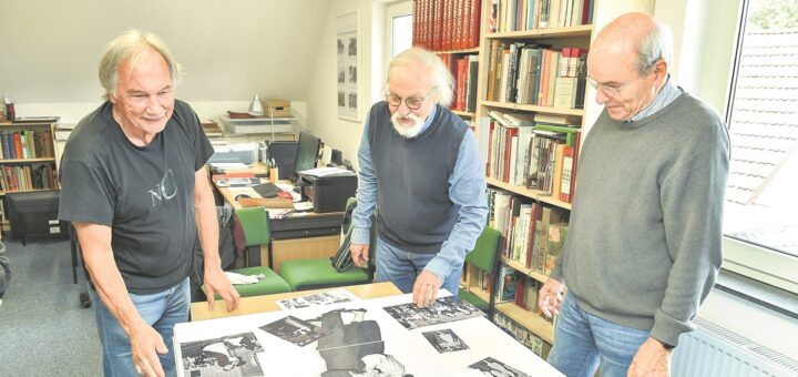 Friedrich Greve (v.l.), Hans-Jürgen Muniers und Andreas Putz erstellen die Schautafeln zur Ausstellung „900 Jahre Habenhausen“. Foto: Schlie