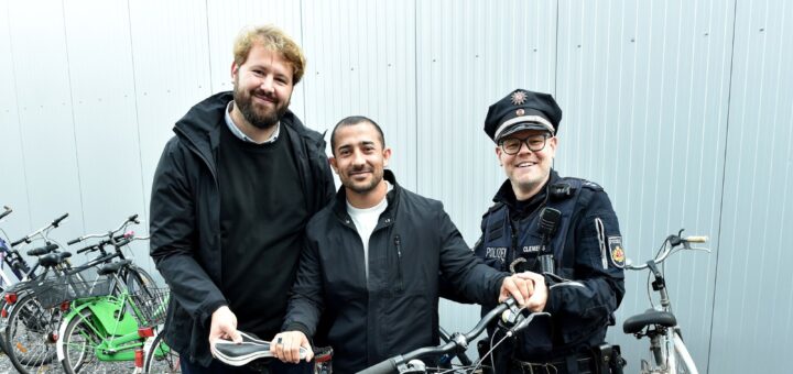 Max Petermann von der AWO (l.) und Kontaktpolizist Stephan Clemens (r.) überreichen Mohammed Efran Usmani (m.) das erste Fahrrad der Spendenaktion. Foto: Schlie