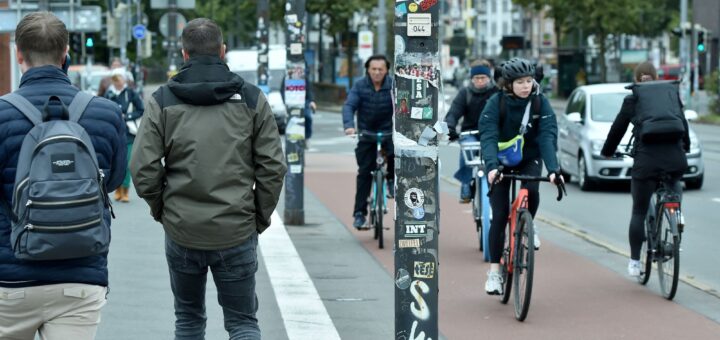 Radfahrende und Fußgänger kommen sich auf der Wilhelm-Kaisen-Brücke in die Quere, der Wesersprung Mitte sollte für Entlastung sorgen, der Baubeginn verzögert sich allerdings auf bis ins Jahr 2031.Foto: Schlie