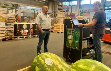 Markus Günsch (l.) kennt jeden Erzeuger und Händler auf dem Großmarkt Bremen. Auf seiner Runde hält er überall mal einen Plausch. Foto: Füller