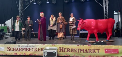 Die Gästeführerinnen Christine Rapp-Wessels, Heike Habeck, Ulrike Morisse, Stefanie Nass und Agnes Lenz führten auf der Bühne im Festzelt die Gäste durch die Vergangenheit und Geschichte des Scharmbecker Herbstmarktes. Foto: Fricke