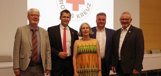 Die DRK-Präsidiumsmitglieder (von links): Volker Lütjen (Schatzmeister), Thorben Prenntzell (Präsident), Ute Rossol (Vizepräsidentin), Patrick Grotheer (DRK-Kreisgeschäftsführer) und Landrat Bernd Lütjen während des Festaktes. Foto: DRK KV Osterholz