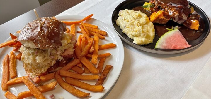 Burger mit Leberkäse und Steak in Pfeffersauce im Vincent‘s. Foto: Schlie