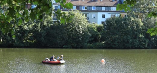 Eine rote Boje markierte den genauen Standort des Messegerätes in der Kleinen Weser. Foto: SWB AG